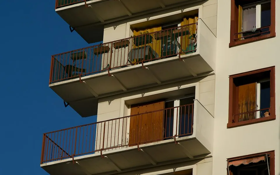 Façade d'un immeuble résidentiel à balcons, photo d'illustration