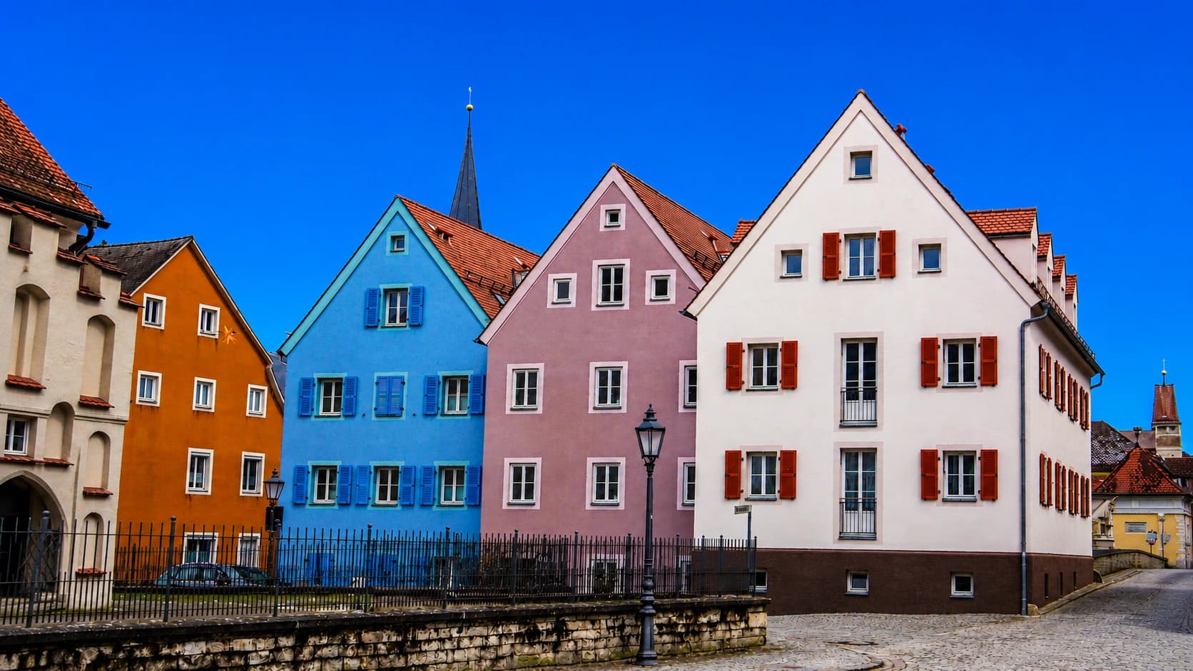 Quatre maisons colorées dans une même rue